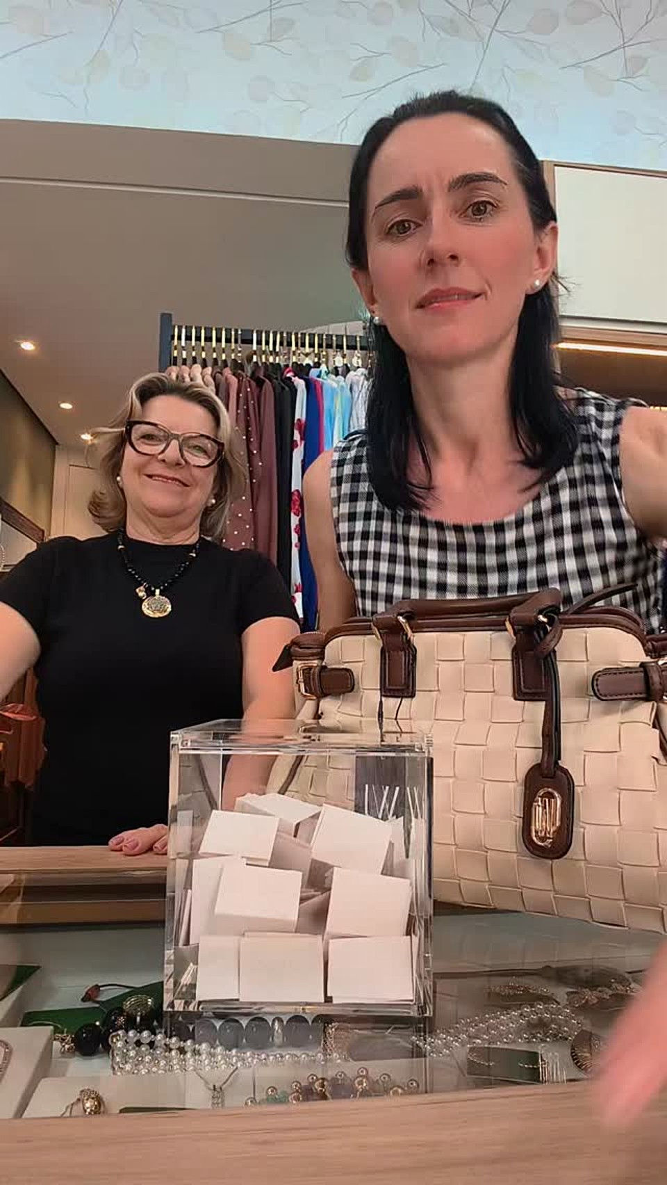 Atendimento no balcão da boutique