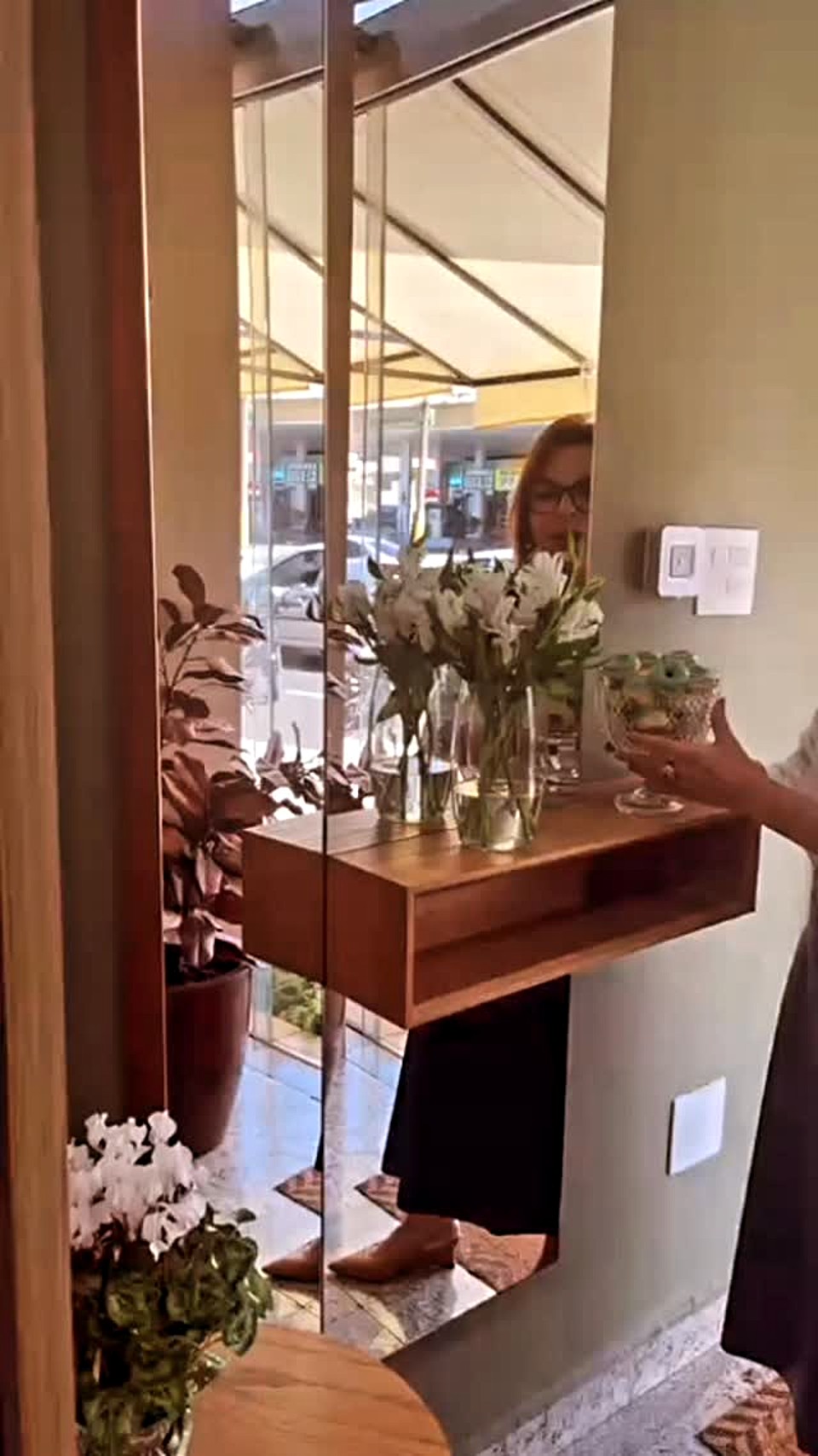 Entrada da boutique com flores e espelho